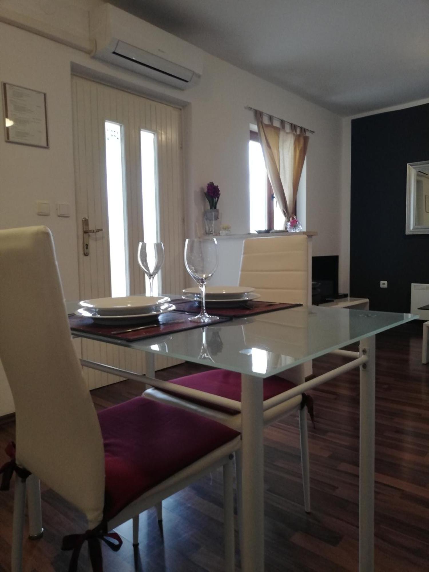 Apartments Poretti For 2,In Center Parking Free In The Yard,6 Min Beach Walk Rovinj Zewnętrze zdjęcie