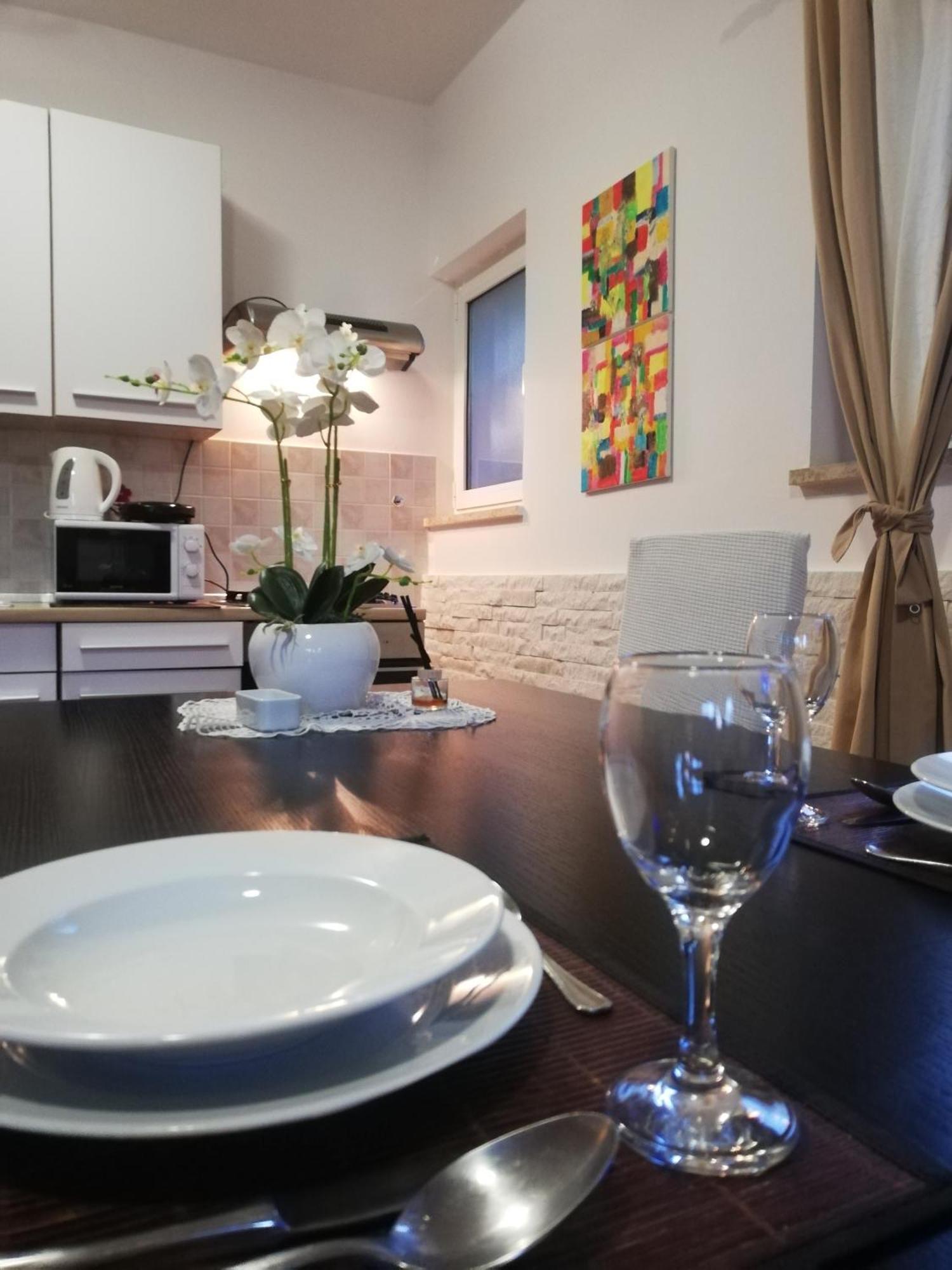 Apartments Poretti For 2,In Center Parking Free In The Yard,6 Min Beach Walk Rovinj Zewnętrze zdjęcie